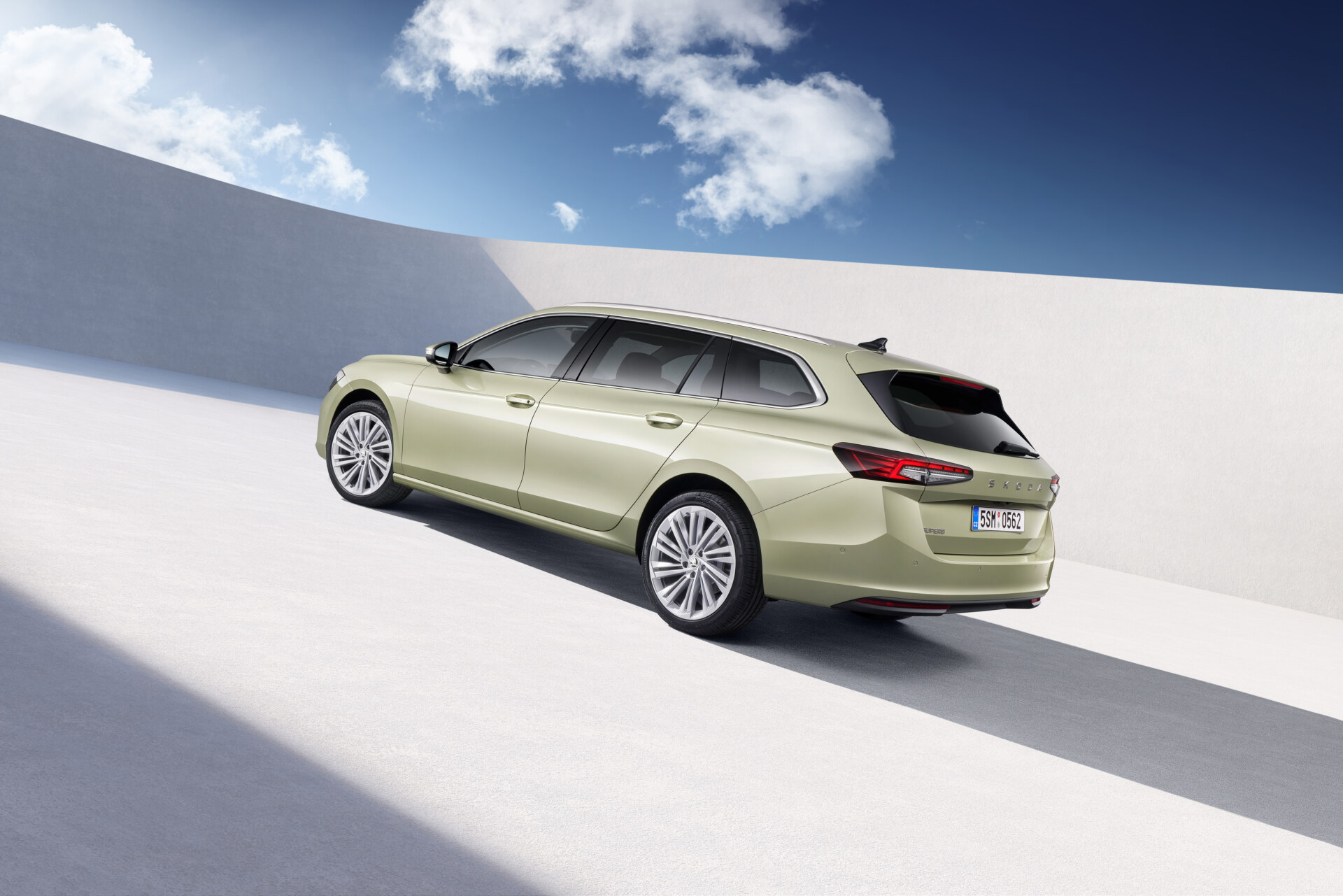 43_skoda_superb_combi_b949e4c3-1920x1281