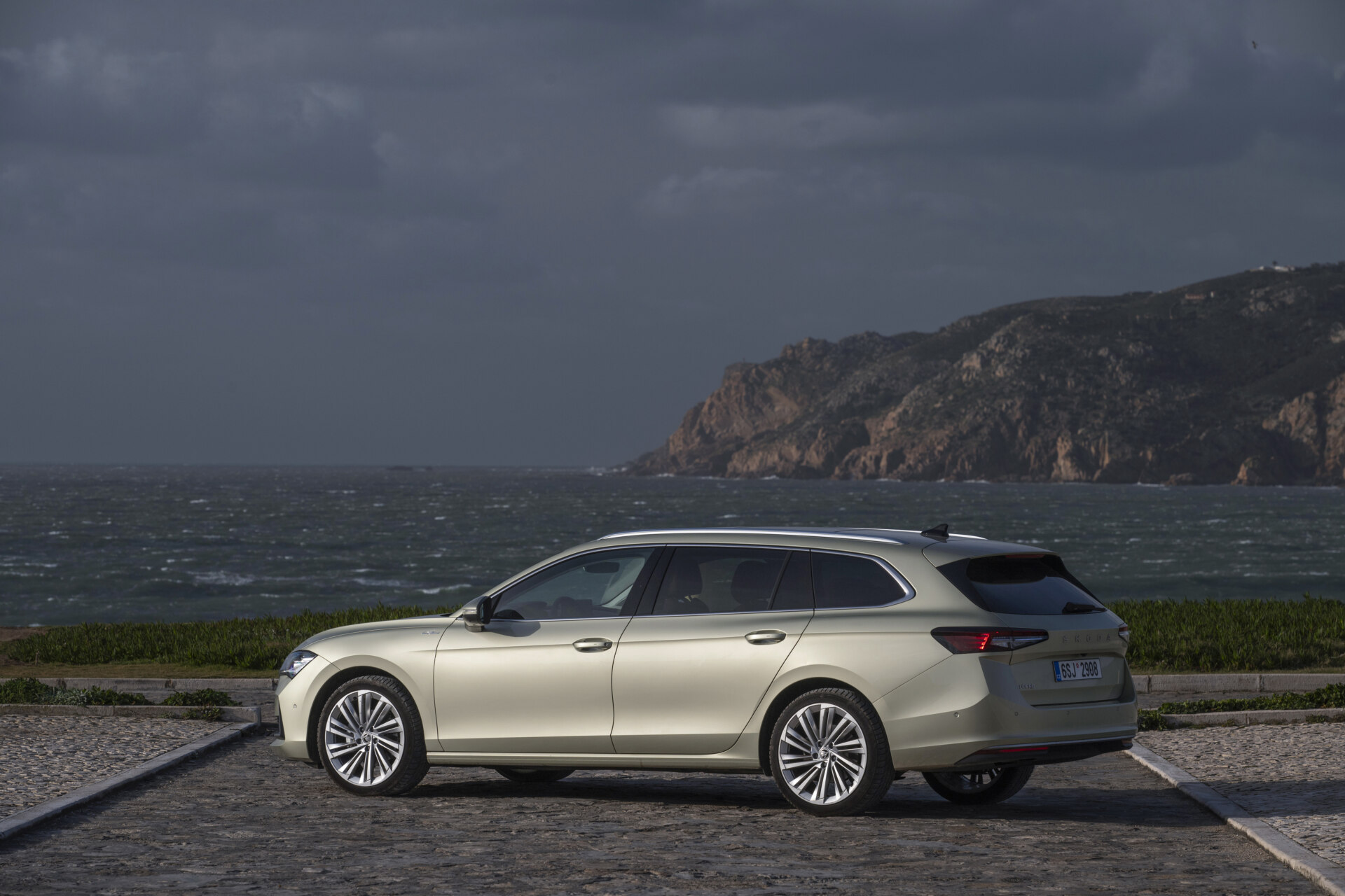 46_skoda_superb_combi_exterior_8a16e3c7-1920x1280