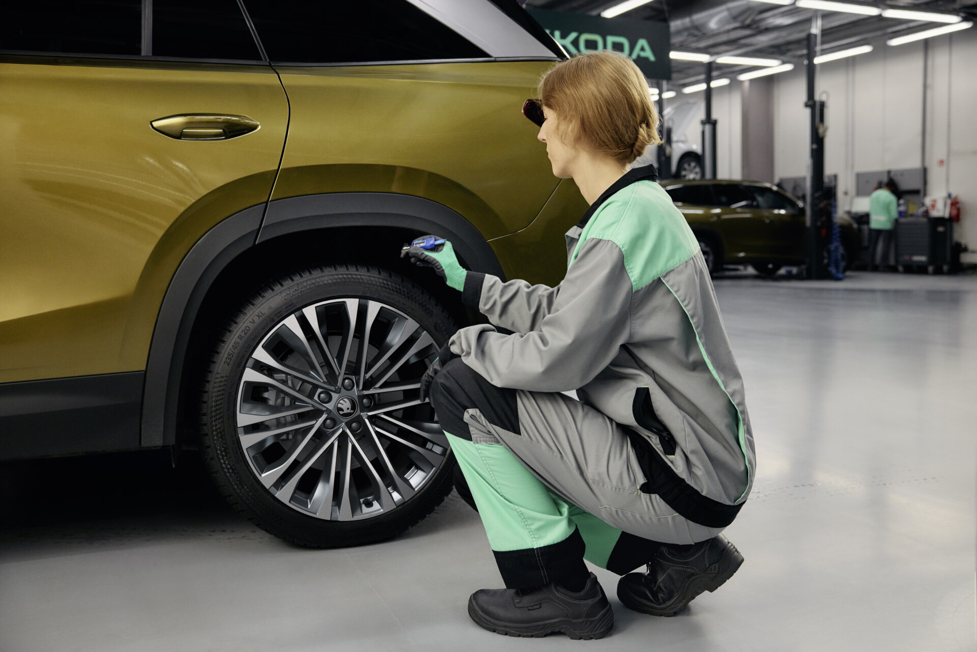 service-centre_tread-depth-measurement_winter-wheel-venus_technician_woman_561e0f39-1920x1281