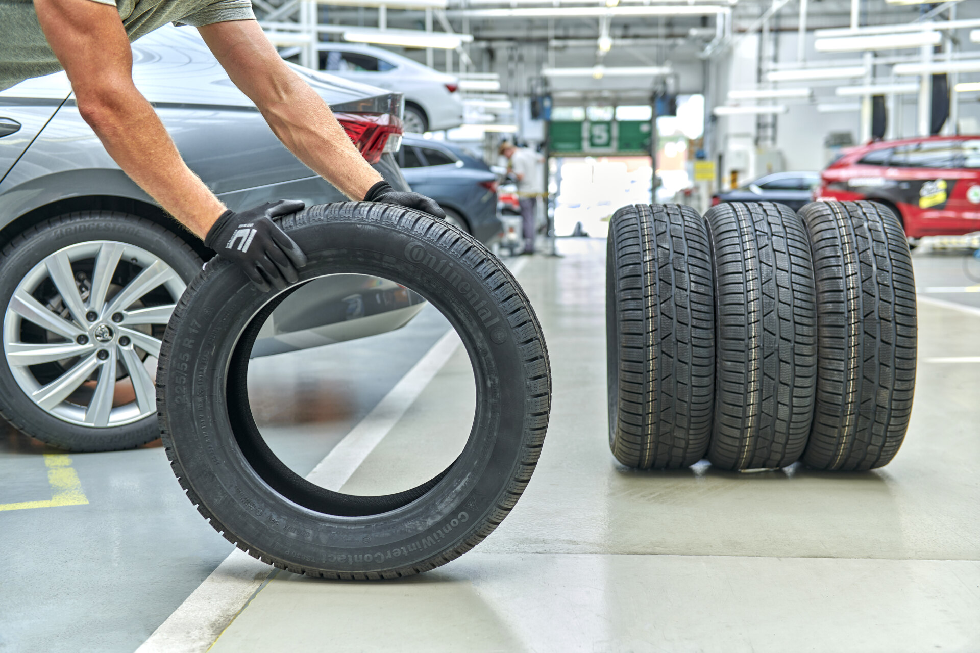 service-works-tyre-business-image_4fb05ffa-1920x1280