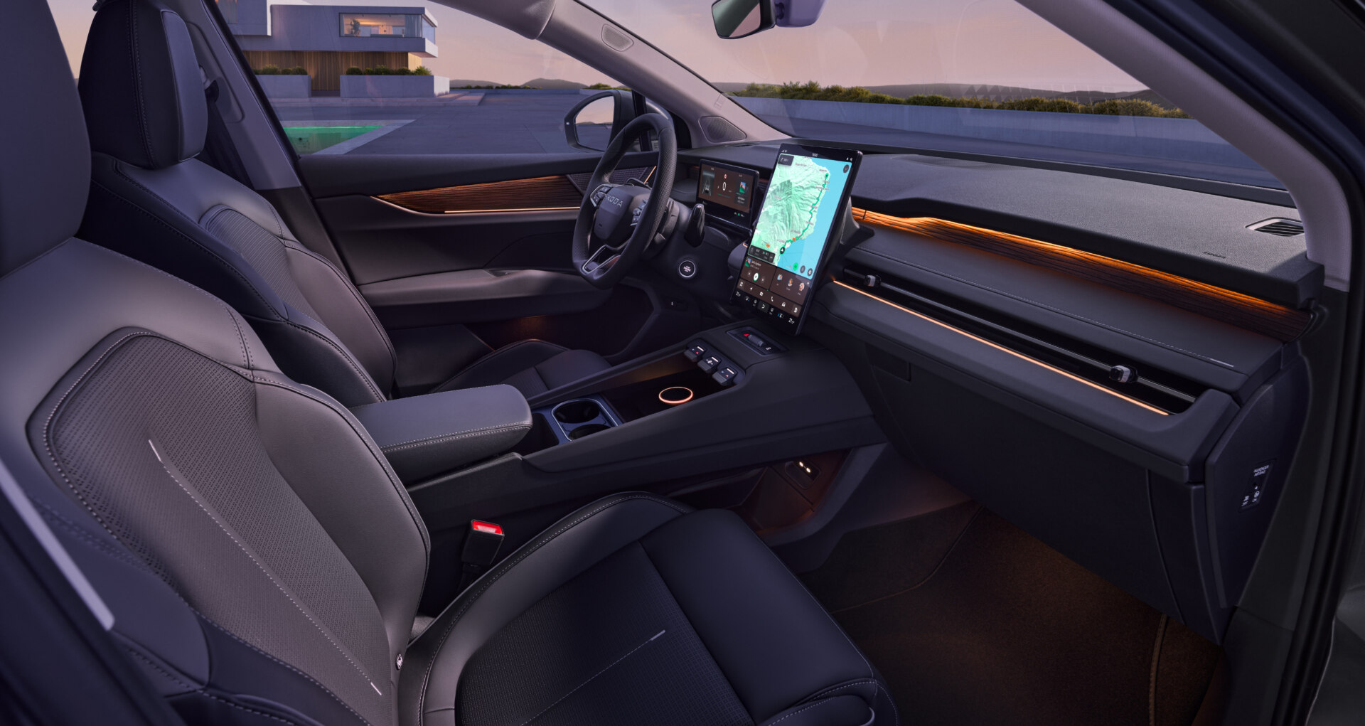 peaq_044_side_interior_suite_black_7b7873af-e1783672836561-1920x1021