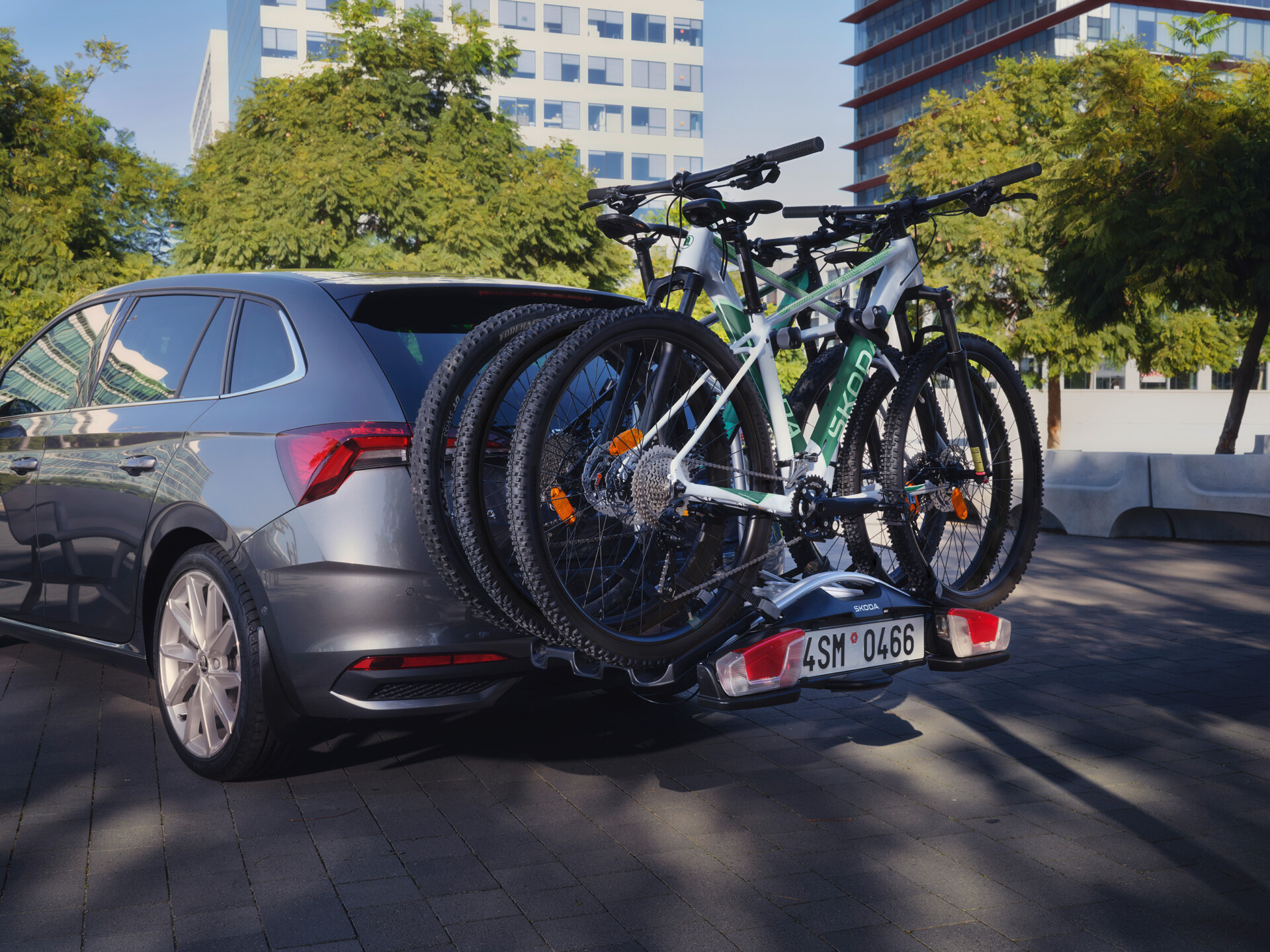 scl_fl_bs_acc_product_shot_4_towbar_rack_for_3_bicycles_d321c11f_43edaef3-1920x1440